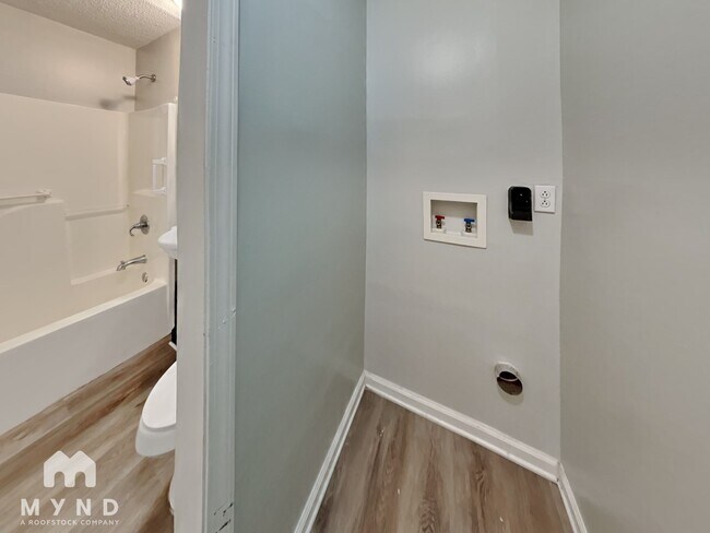 Building Photo - 6575 Ridgewood Rd