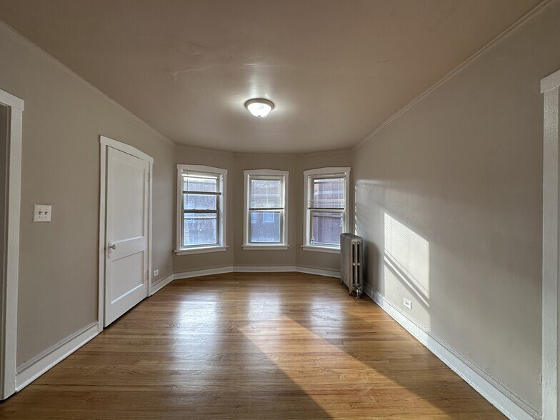 Building Photo - 4055 W Melrose St