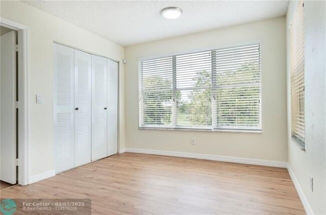 Building Photo - 417 Vista Isles Dr