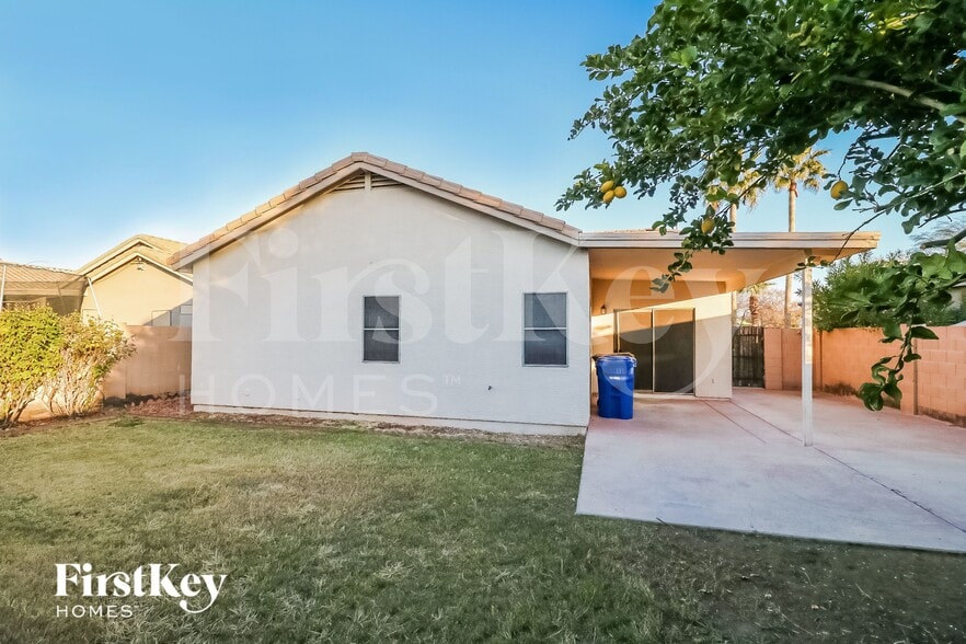 Building Photo - 601 W Elm Ln