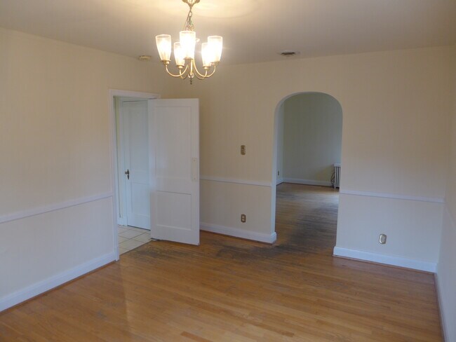 Building Photo - 300 Woodbourne Ave