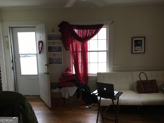 Building Photo - 880 Sunset Dr