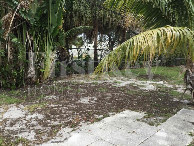 Building Photo - 1121 NW 23rd Terrace