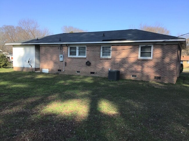 Building Photo - 3 Bedrooms off Mt. Gallant!!