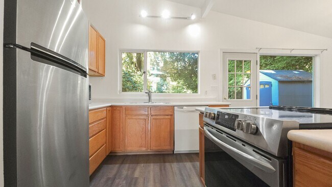 Building Photo - Charming Bellevue Home with Spacious Lot a...