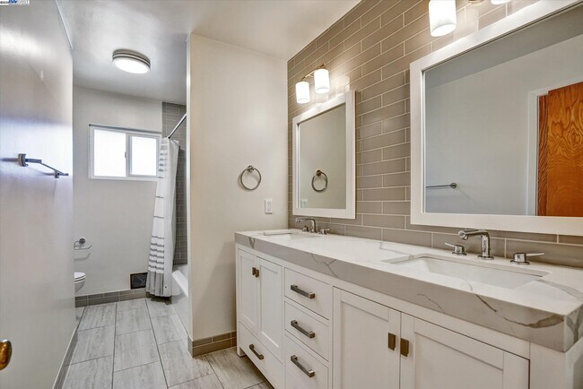 Building Photo - 613 Huntleigh Dr