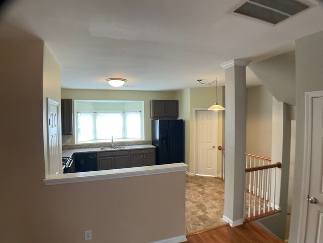 Building Photo - 3 Bed, 3.5 Bath Townhome with Garage!