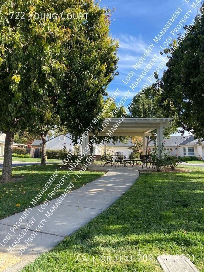 Building Photo - 722 Young Ct