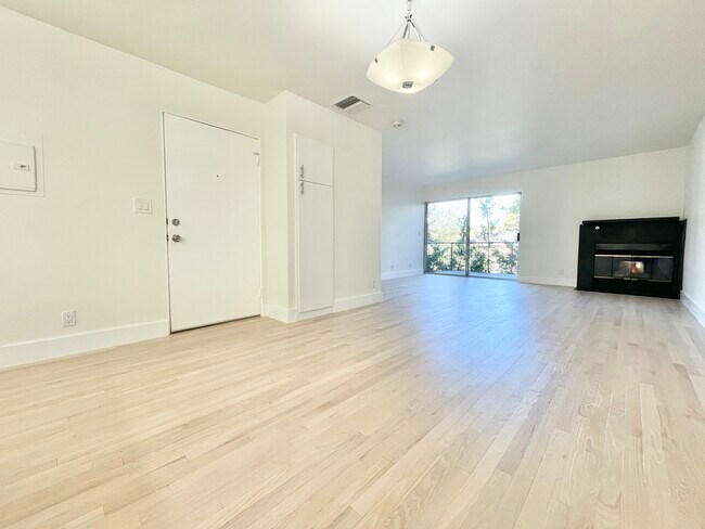 Building Photo - 2100 Griffith Park Blvd
