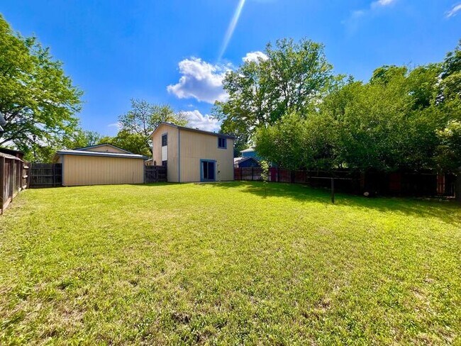 Building Photo - 3 Bed 2 Bath Close to Hughes Staduim