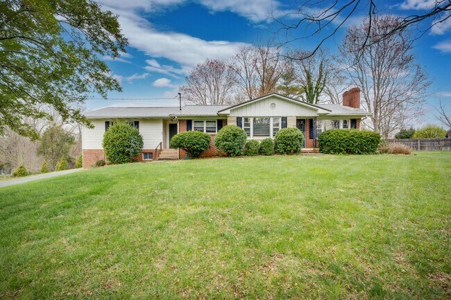Primary Photo - Charming Kingsport Home with Expansive Bas...