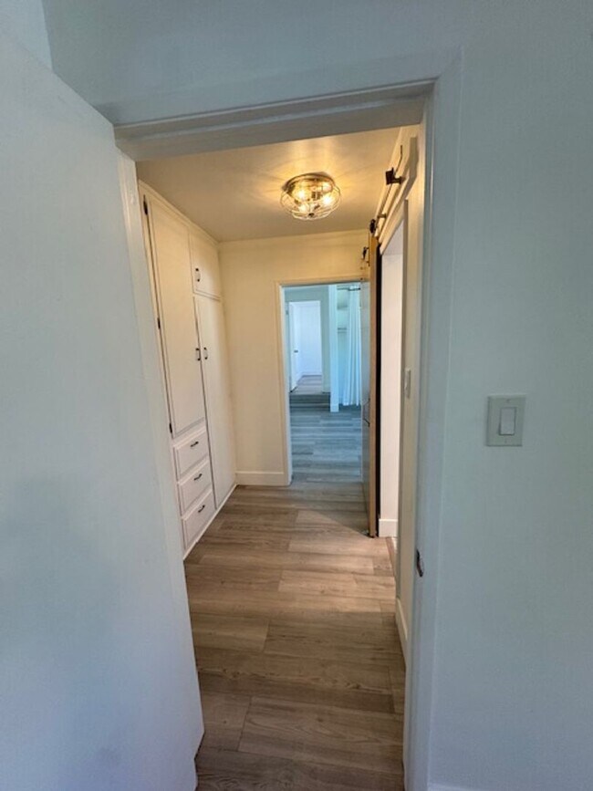 Building Photo - Modern Alamitos Beach 2 bedroom Condo plus...
