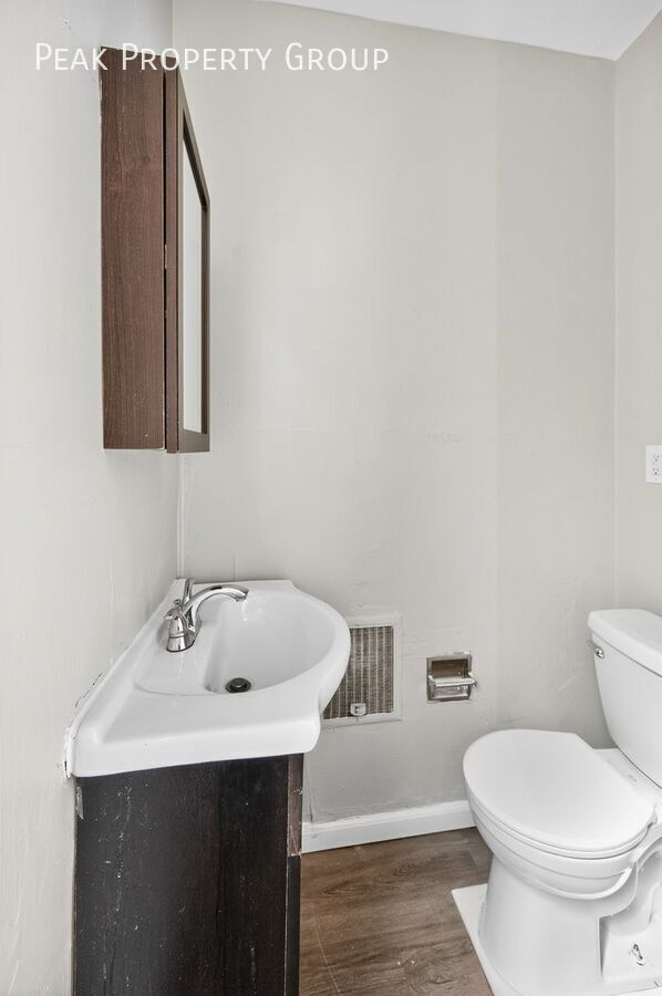 Building Photo - 2359 Stratford Ave