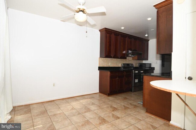 Building Photo - 8147 Inverness Ridge Rd
