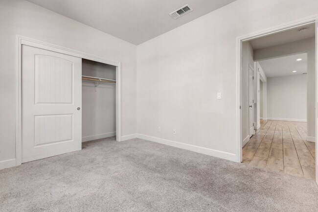 Building Photo - 3 Bed, 3 Bath East Garrison