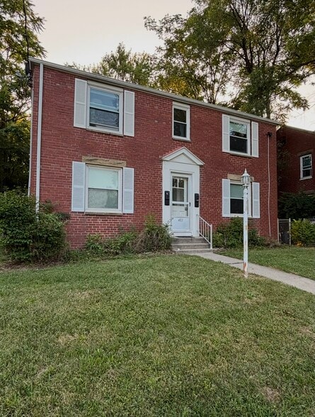 Front yard - 483 N Prospect St