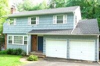 Building Photo - 4 Bedroom Colonial