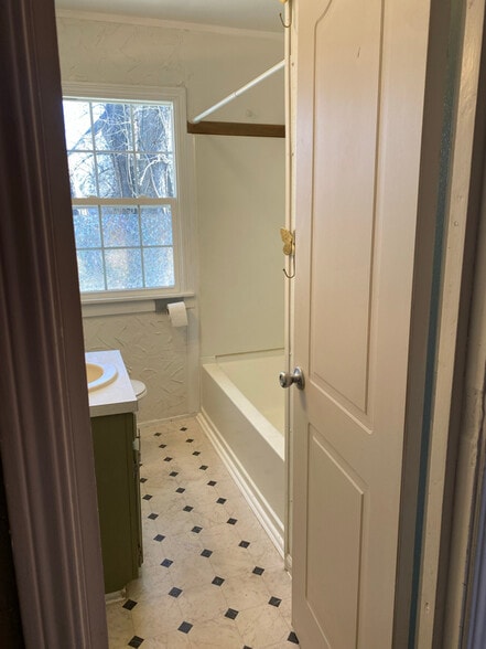 Building Photo - 214 Parmenter Ave