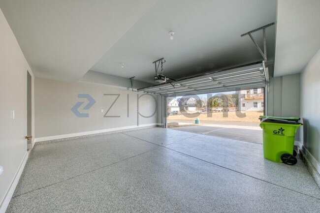 Building Photo - 1467 Hasse Ave