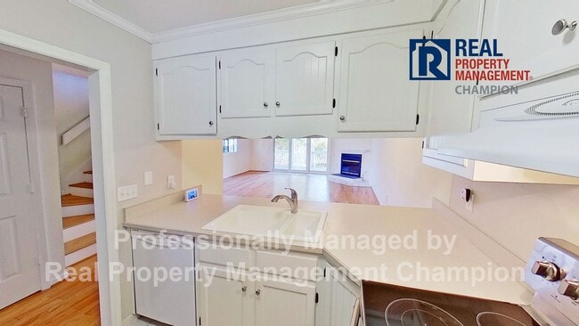 Building Photo - Spacious End Unit Townhome with Private De...