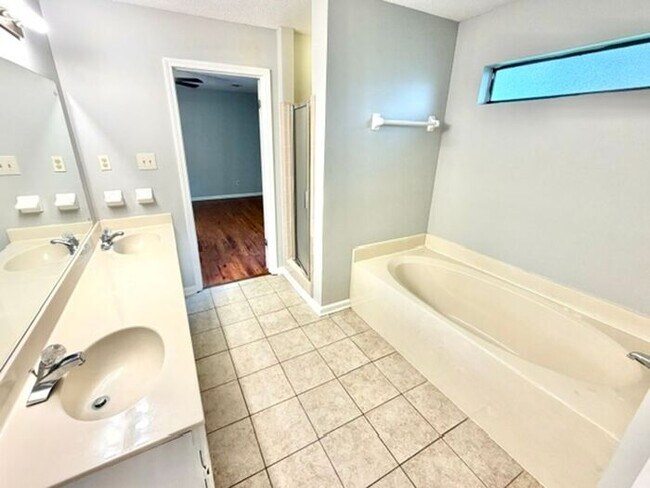Building Photo - Spacious 4 bedroom 2 bath in Bartett
