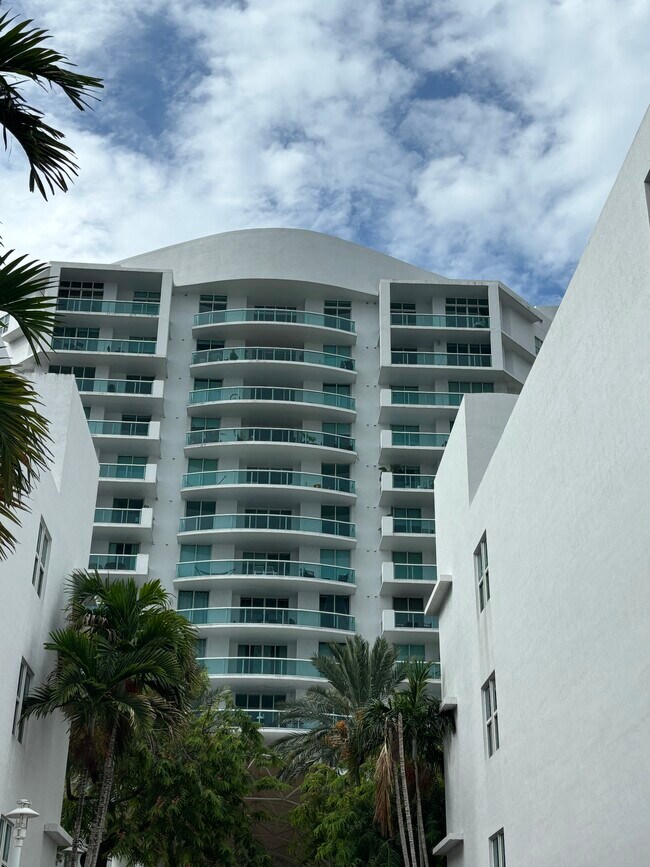 Building Photo - 7900 Harbor Island Dr