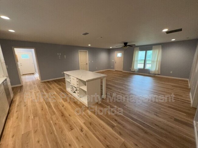 Building Photo - 11330 NE 66th Ln