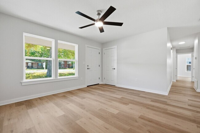 Building Photo - All Brick Home & Large Yard in Niceville!