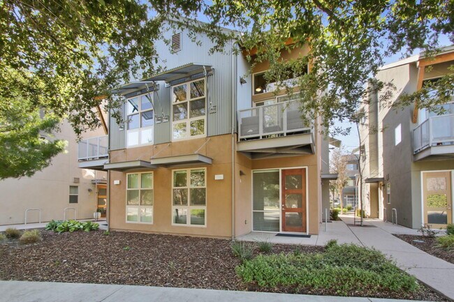 Building Photo - Gorgeous townhouse