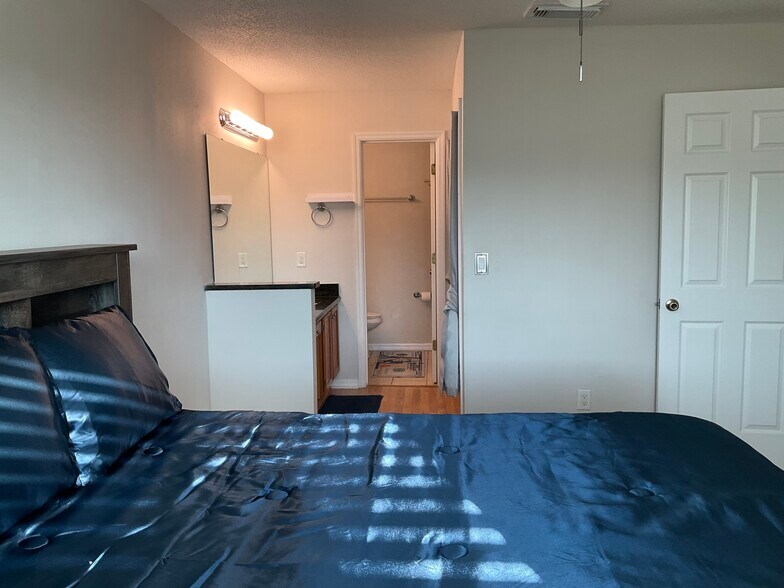 Building Photo - 9532 Darien Ave