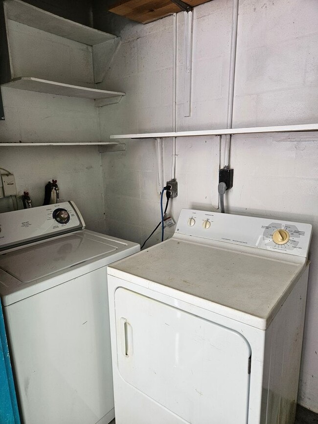 Building Photo - Annual Unfurnished 2 Bedroom, 2 Bath Duple...