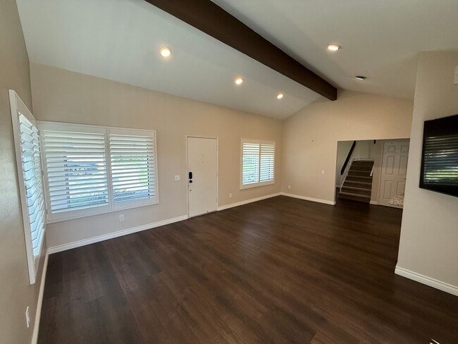 Building Photo - Spacious 3-Bed, 2-Bath End-Unit Townhome w...