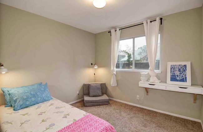 Building Photo - South Davis Charming Home