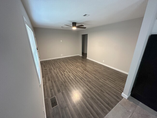 Building Photo - 6253 N Jacksonville Dr