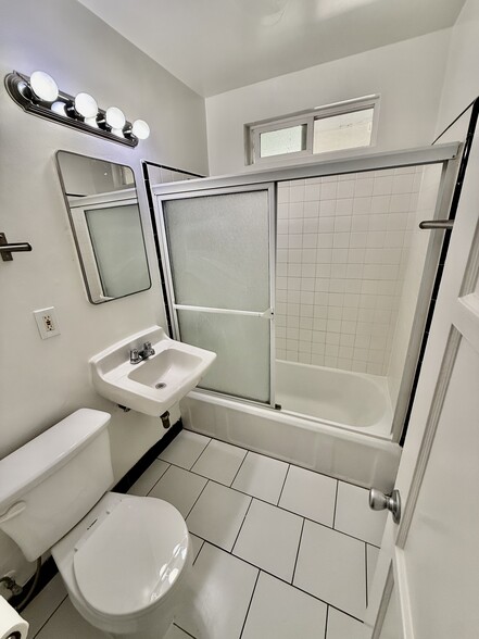 Unit 11152-3/4 - 11152-11154 Morrison St