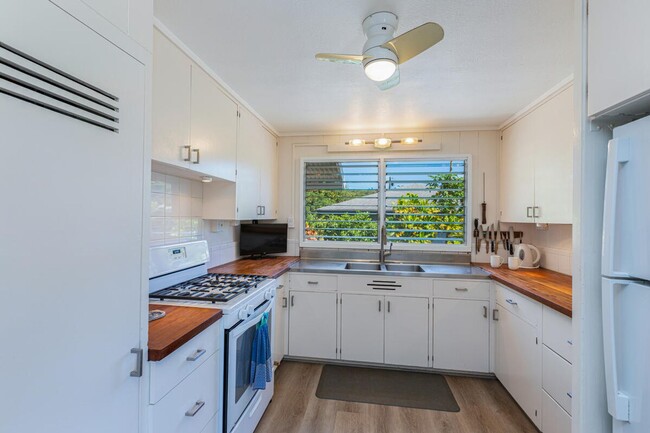 Building Photo - Charming 2 Bedroom Rental with Stunning Mountain Views – Available only April 1 to October 31, 2026