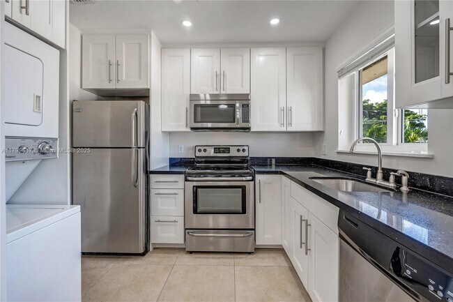 Building Photo - 930 SW 24th Ct