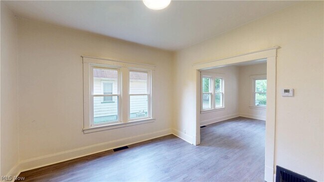 Building Photo - 210 Perry St