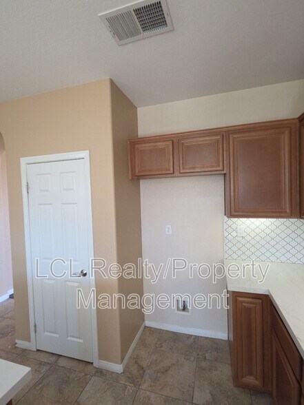 Building Photo - 27635 Whisperwood Dr