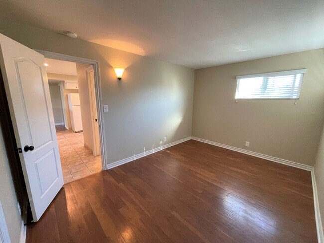 Building Photo - Pierpont Beach Duplex