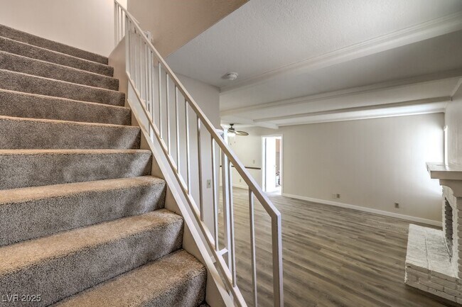 Building Photo - 3683 Villa Knolls E Dr