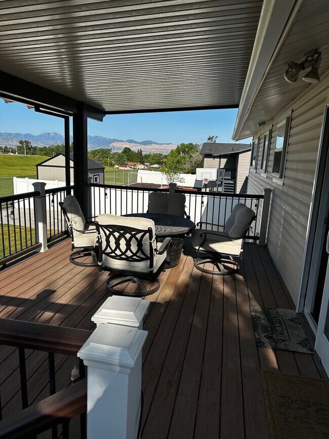Building Photo - Beautifully Updated Two-Story Home in Sandy — Mountain Views & Big Backyard!