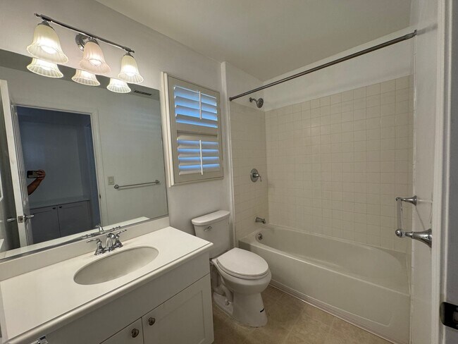 Building Photo - Stunning 4 Bedroom with 3 Bathroom Home in...