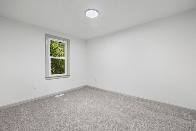 Building Photo - Beautiful 3 Bedroom Home