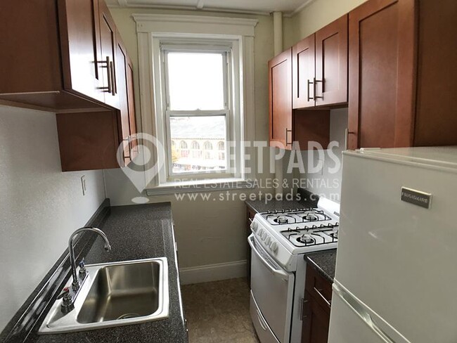 Building Photo - bedroom in Boston MA 02215
