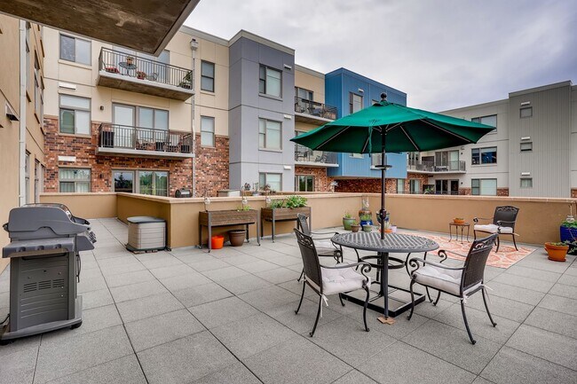 Building Photo - 2BDR Condo w/ AMAZING private patio & amenities!