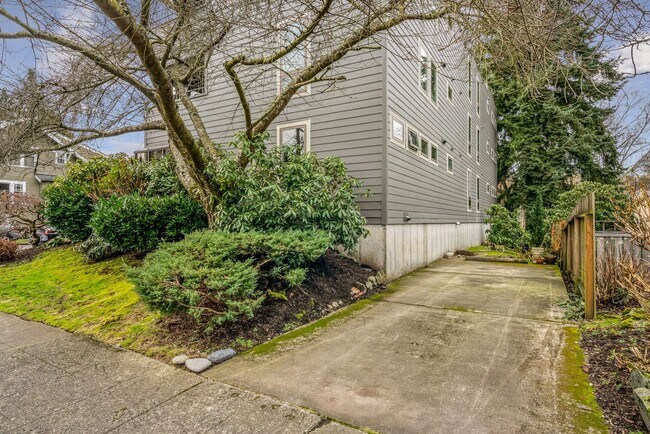 Building Photo - Large 2 Bedroom in Queen Anne * Utilities/ Parking Included*
