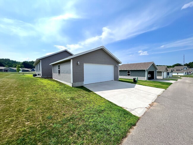 Building Photo - Gorgeous Furnished Home-Ready for move in ...