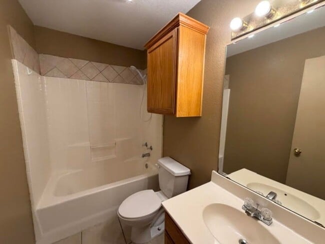 Building Photo - 10209 Lilac Ln