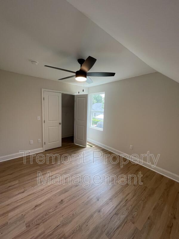 Building Photo - 1904 Lynnbrook Ave